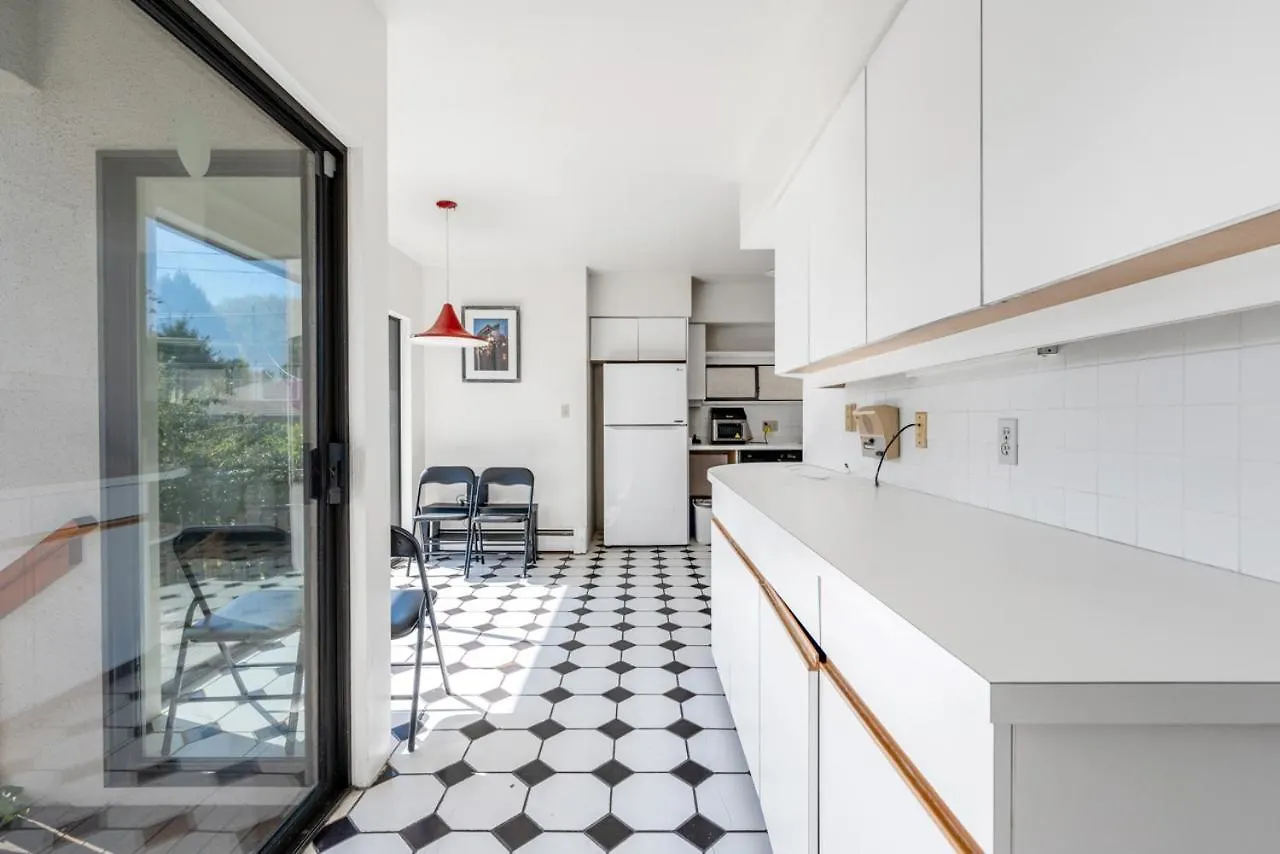 Sunny 1-Bedroom Private Rooms In Charming Vancouver