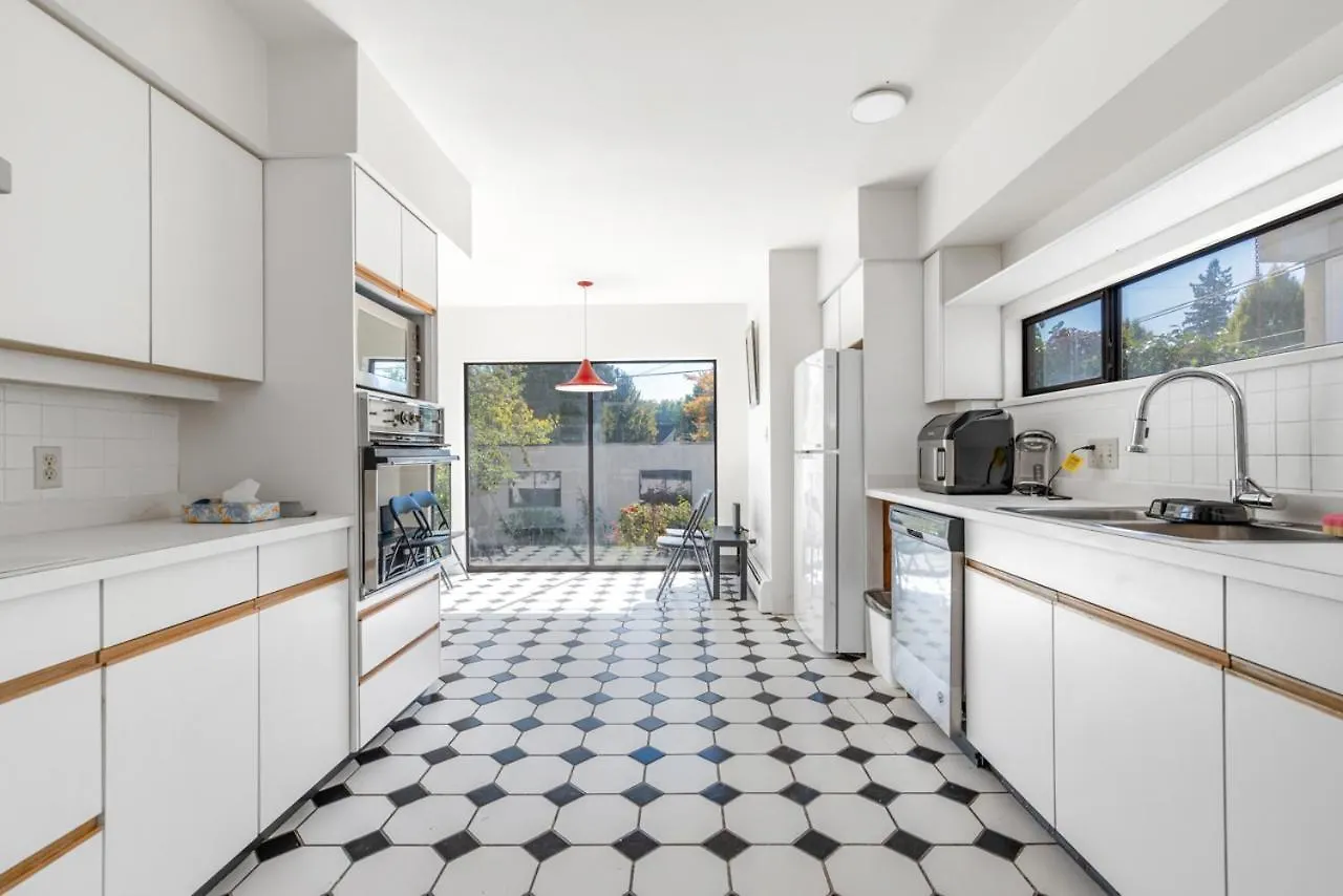 Sunny 1-Bedroom Private Rooms In Charming Vancouver Homestay